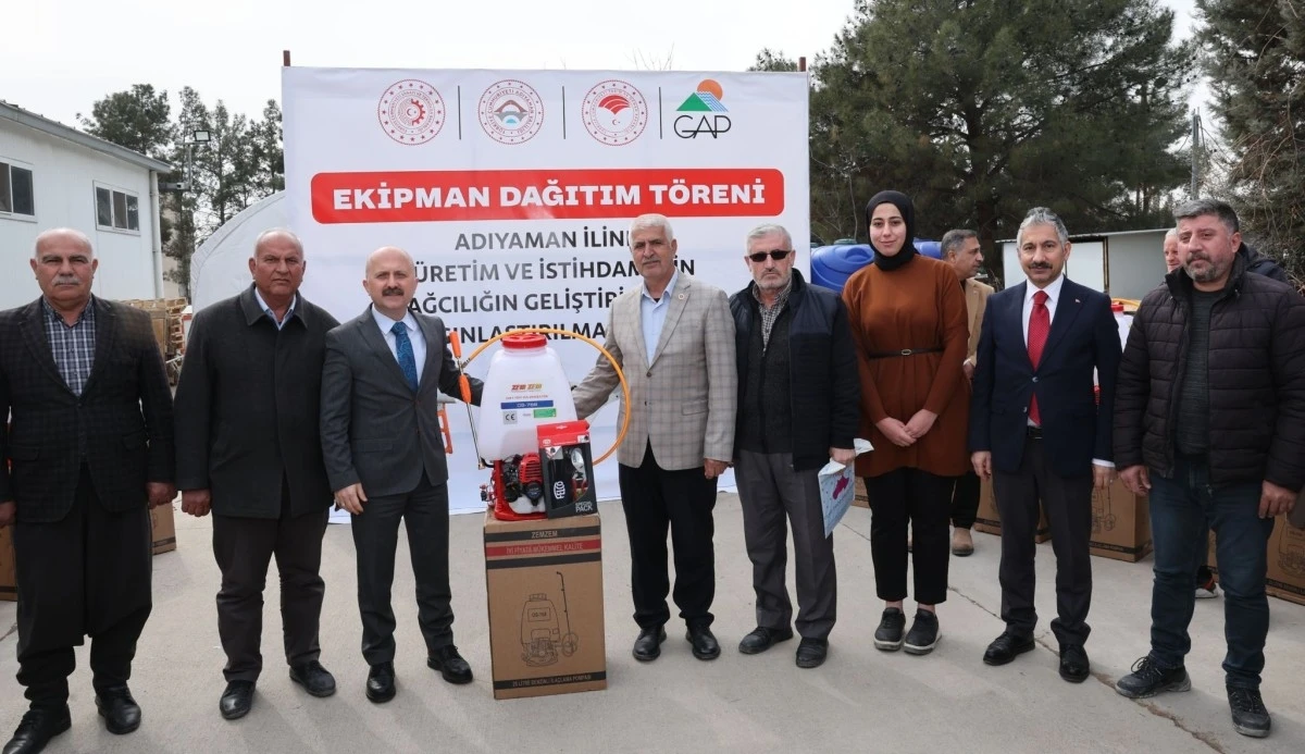 Adıyaman’da çiftçilere Motorlu Sırt Pülverizatörü ve Budama Makası dağıtıldıAdıyaman’da çiftçilere Motorlu Sırt Pülverizatörü ve Budama Makası dağıtıldı