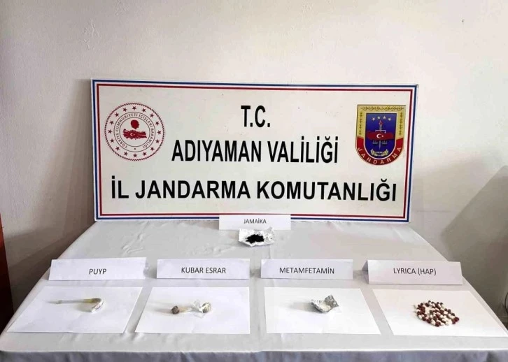 Adıyaman İl Jandarma Komutanlığı ekipleri tarafından yapılan operasyonda, üzerinde uyuşturucu madde bulunan 5 kişi gözaltına alındı. 