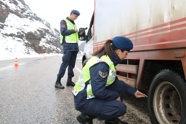 Adıyaman İl Jandarma Komutanlığı tüm sürücülerimize güvenli yolculuklar diler.