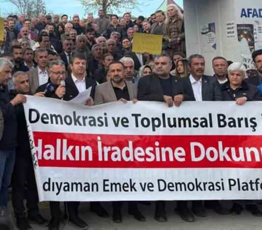 Dr. Erdoğan Altunbaş: "Kurtuluş Yok Tek Başına, Ya Hep Beraber Ya Hiçbirimiz!"    Adıyaman’da İmamoğlu’nun gözaltına alınması protesto edildiİstanbul Büyükşehir Belediye Başkanı Ekrem İmamoğlu'nun gözaltı