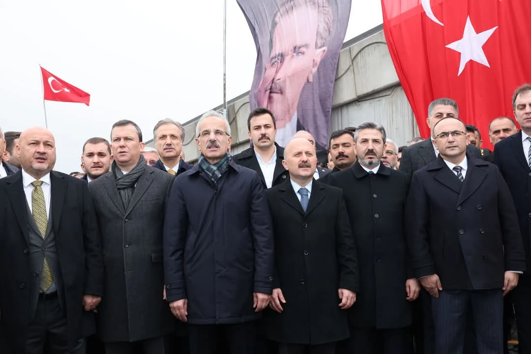 Ulaştırma ve Altyapı Bakanı Uraloğlu, Çalışma ve Sosyal Güvenlik Bakan Yardımcısı Ahmet Aydın ve  Milletvekillerin katılımıyla  Kahta-Narince-Siverek yolu açıldı.