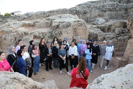 ADIYAMAN’A YENİ GELEN ÖĞRENCİLER KENTİN TARİHİ VE KÜLTÜREL GÜZELLİKLERİNİ ÖĞRENİYOR