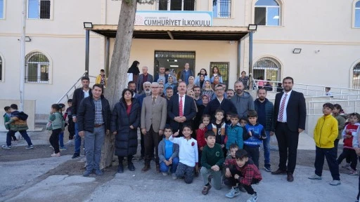 Ali Tosun, öğrenci ve öğretmenlerle de bir araya geldi.