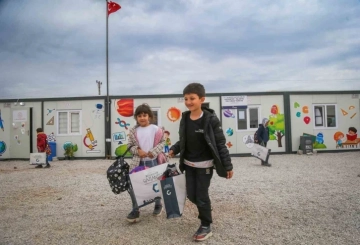 Depremde etkilenen öğrencilerin okul ihtiyaçları Büyükşehir’den